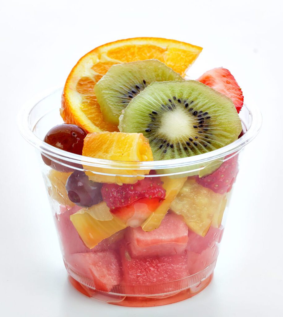 Obstsalat mit Kiwi, Orange-Trauben-Melone und Erdbeeren