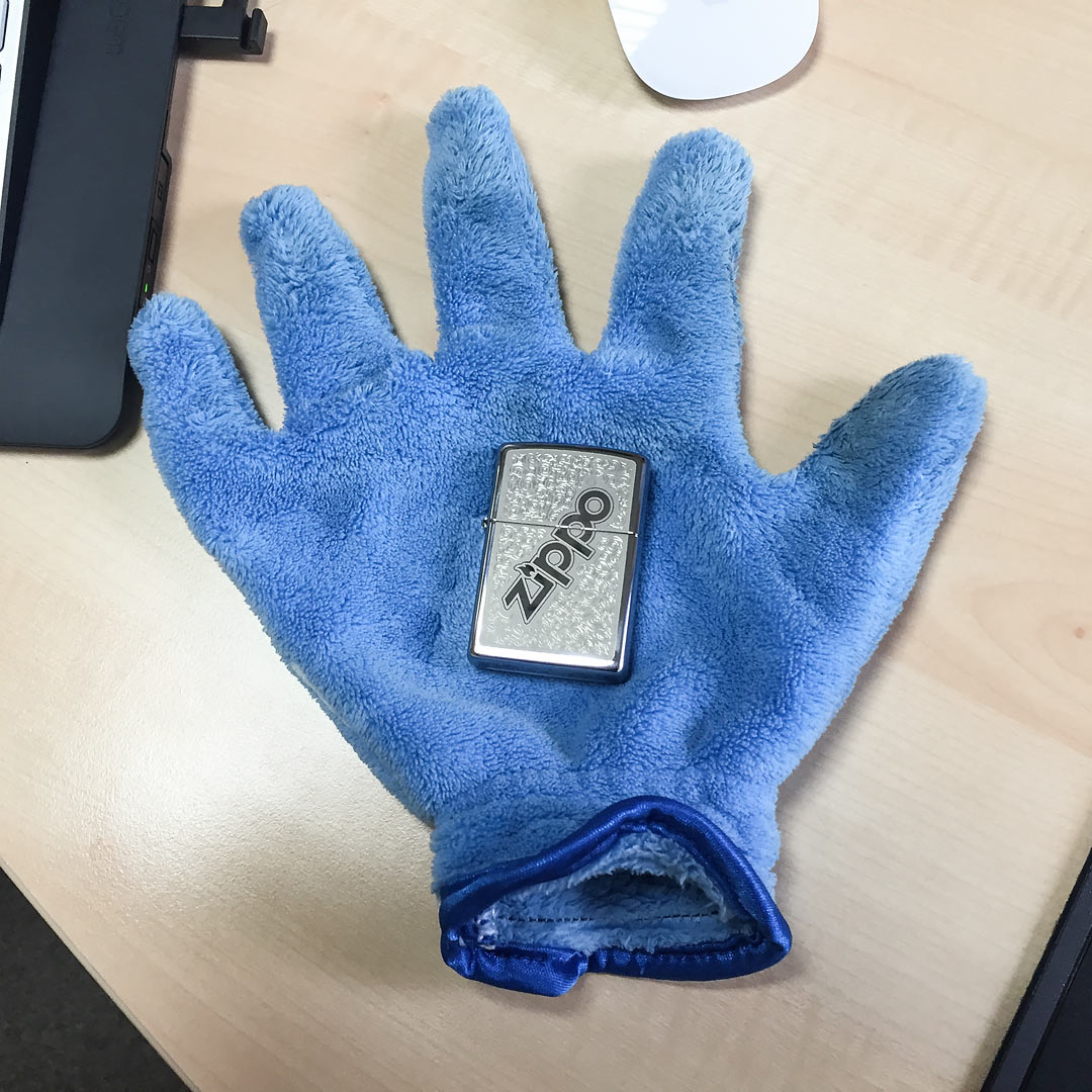 Handschuh um Fingerabdrücke beim Fotografieren zu vermeiden