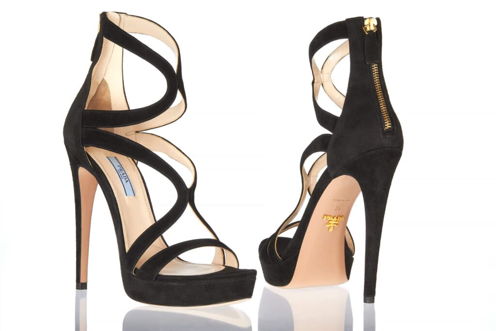 Freisteller Weiß Schuhfotografie Stilettos von Prada auf Spiegelung und weissen Hintergrund