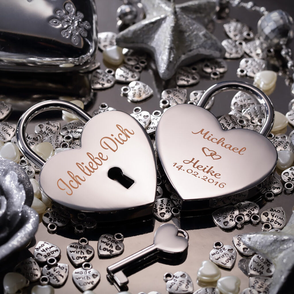 Produktfotos Schmuckfotografie von verchromten Liebesschlössern als Eyecatcher