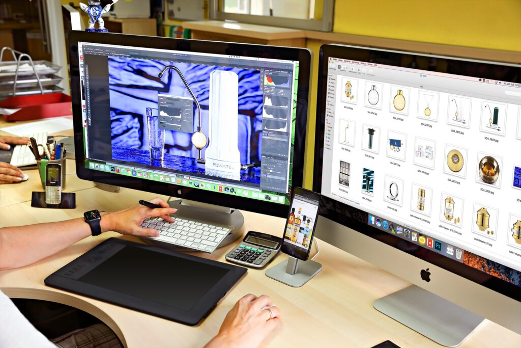 Fotograf bearbeitet Bild mit Adobe Photoshop