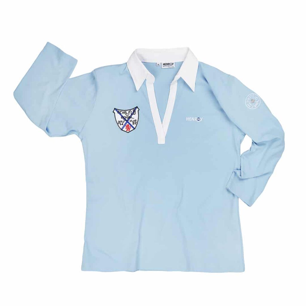 Flach gelegtes Hemd zum Fotografieren