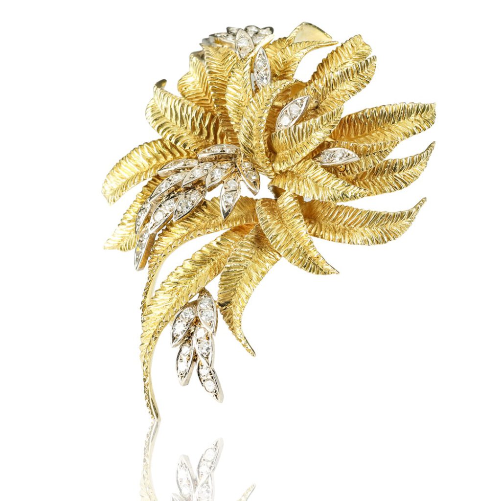 Goldbrosche Schmuckfotografue auf Weiß