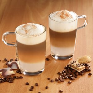 Kleines Stilllife von Latte Macchiato mit Kaffeebohnen und Keksen