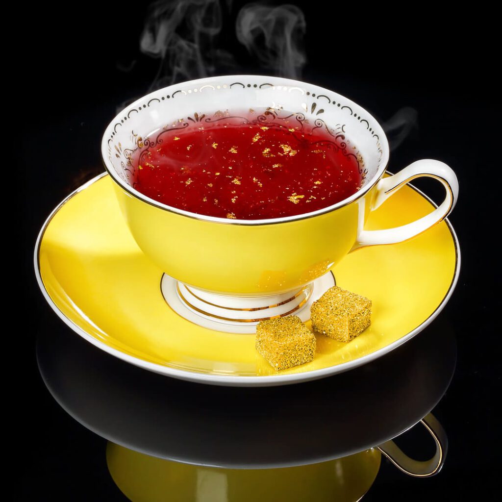 Stilllife Englische Teetasse mit Goldzucker dampfend heiß