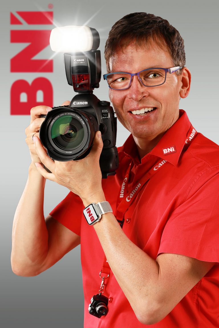 Marco Wydmuch im BNI Outfit und Kamera