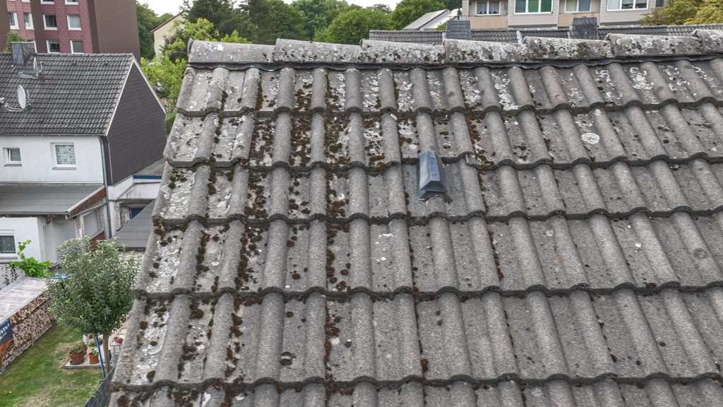 Hausdach Inspektion Überprüfung auf Sturmschäden