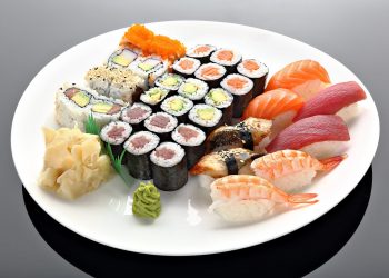 Foodfotografie Teller mit Sushi Fisch, Nudeln, Reisgerichten und Garnelen