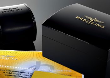 Packshot Moodfoto von Uhrenbox und Zertifikat