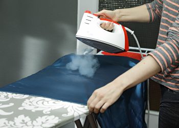 Wir bügeln die Textilien vor dem Fotofrafieren